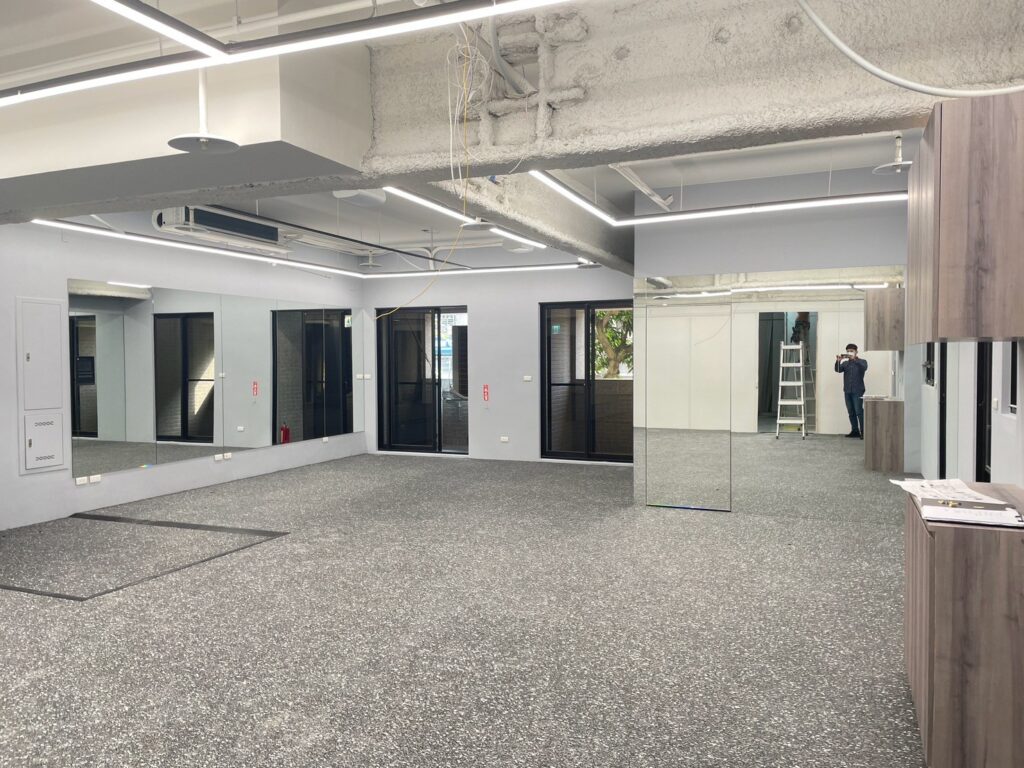 不間斷的燈具配置，更突顯放樣的重要